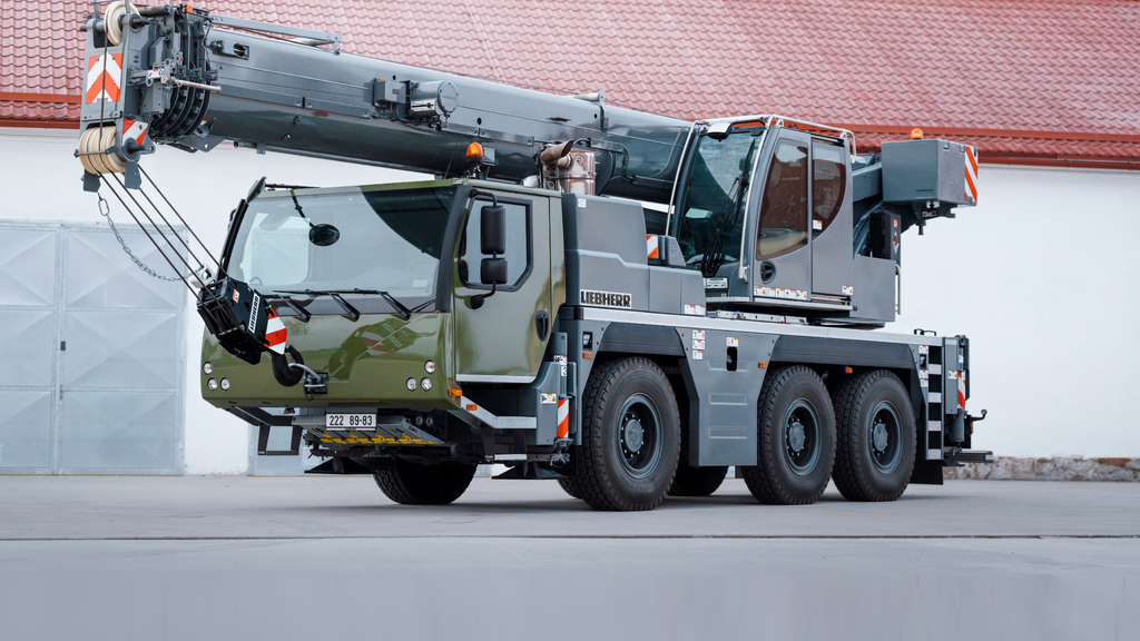 Logistická spolupráce na jedničku: Nový jeřáb Liebherr zvedne až 42 tun